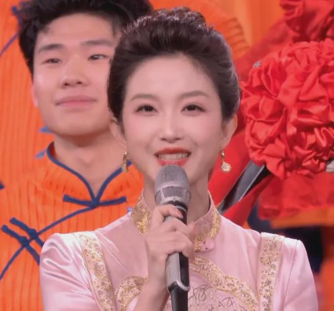 元宵晚会主持人服装_晚会主持人化妆_