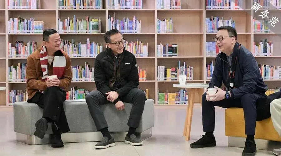 马云穿6万LP，蔡崇信穿李宁接地气！一张高管合照，暴露顶级富豪穿衣…