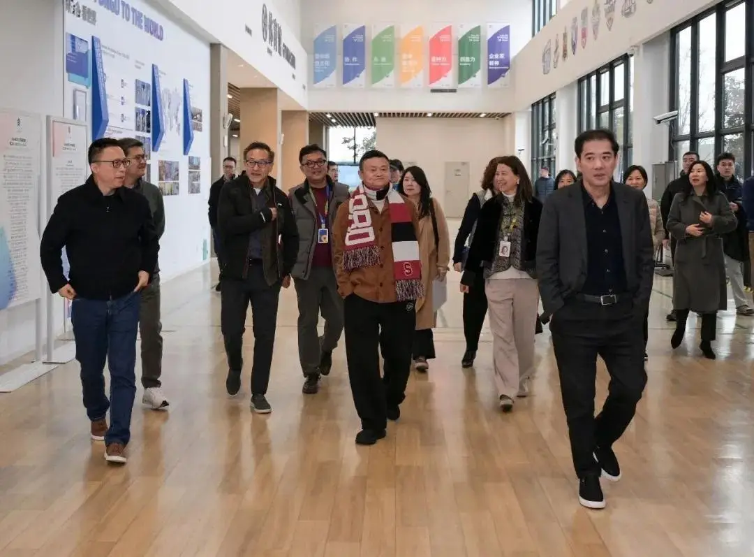 马云穿衣服很随便__马云身边穿背心的男人是谁