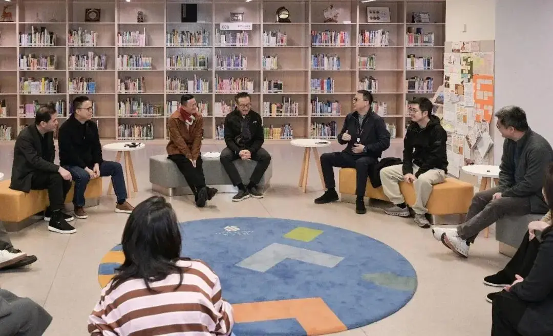 马云身边穿背心的男人是谁__马云穿衣服很随便