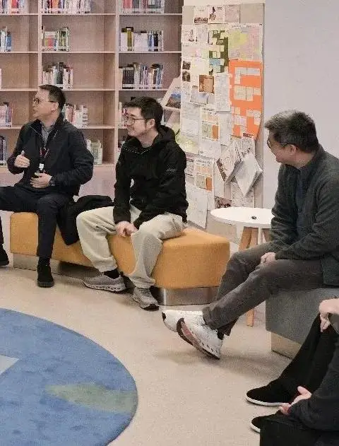 马云身边穿背心的男人是谁__马云穿衣服很随便