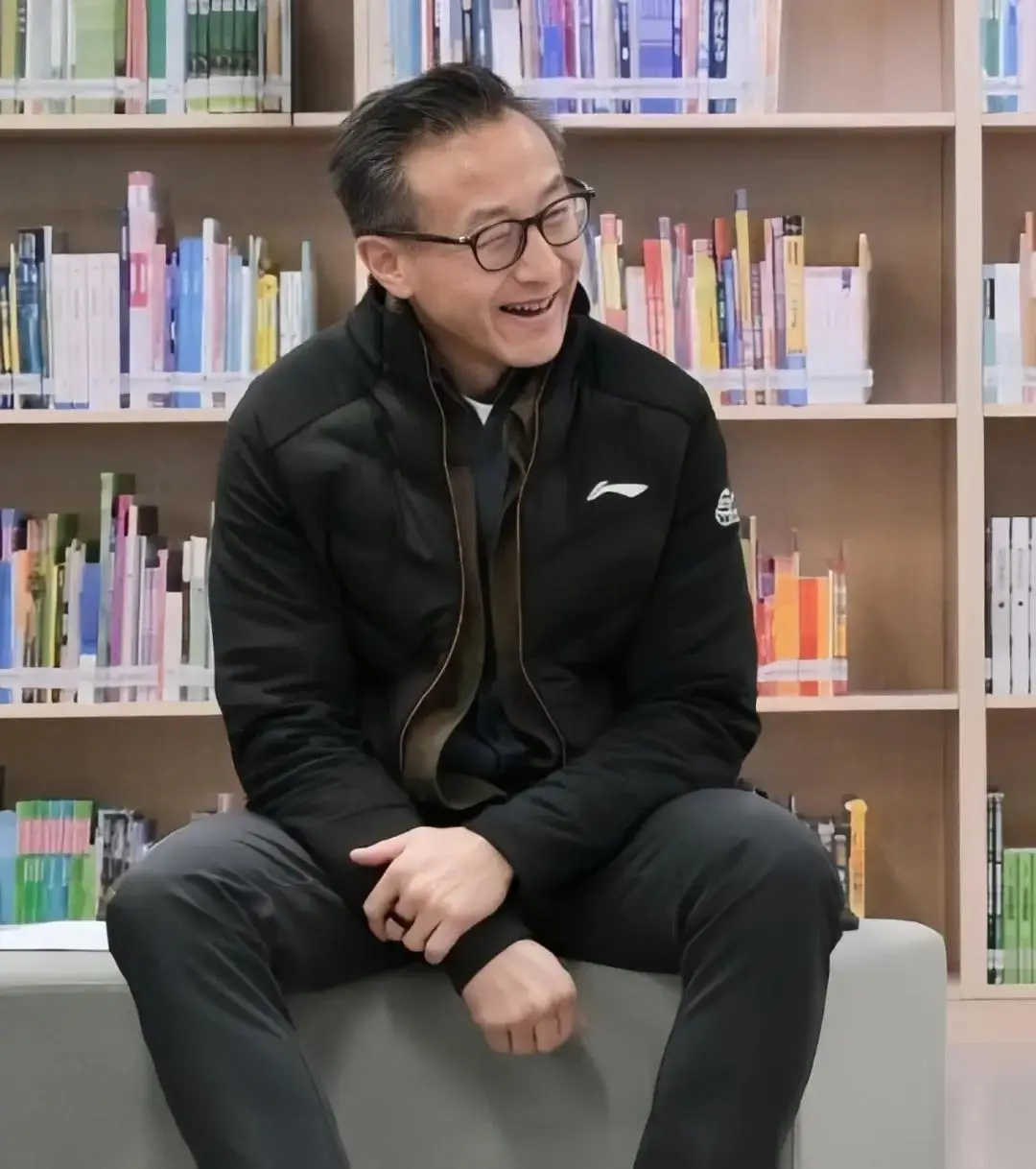 马云身边穿背心的男人是谁__马云穿衣服很随便