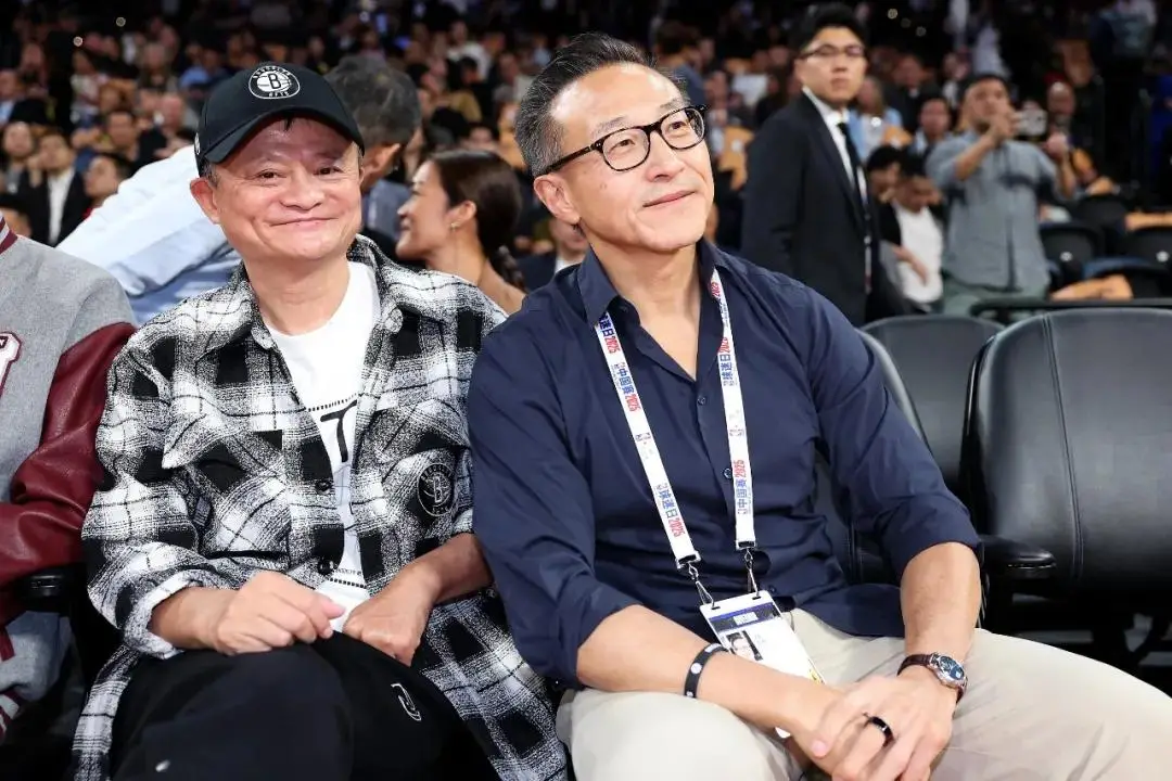 马云穿衣服很随便_马云身边穿背心的男人是谁_