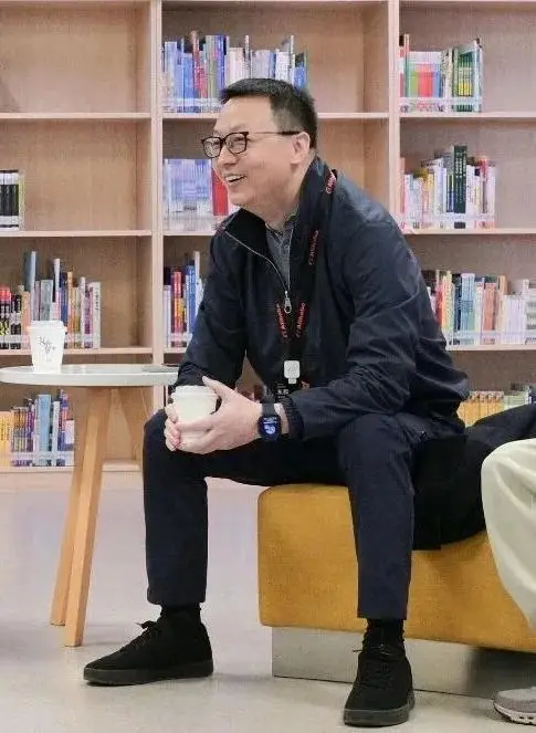 马云穿衣服很随便_马云身边穿背心的男人是谁_