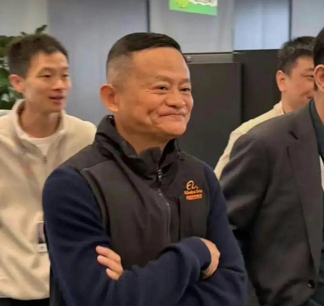 马云身边穿背心的男人是谁_马云穿衣服很随便_