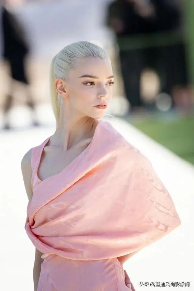 Anya Taylor-Joy Dior 秀场造型：真正的公主感，从来不是演出来的