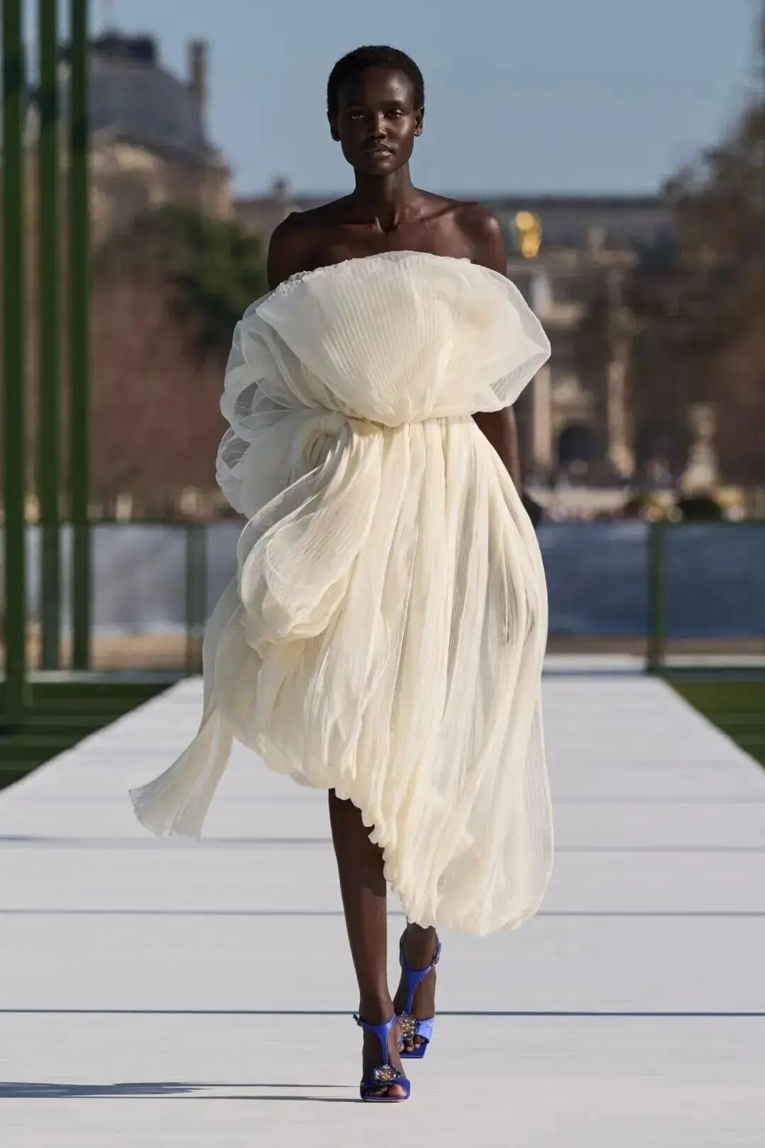 和李昀锐一起漫步迪奥花园_和李昀锐一起漫步迪奥花园_