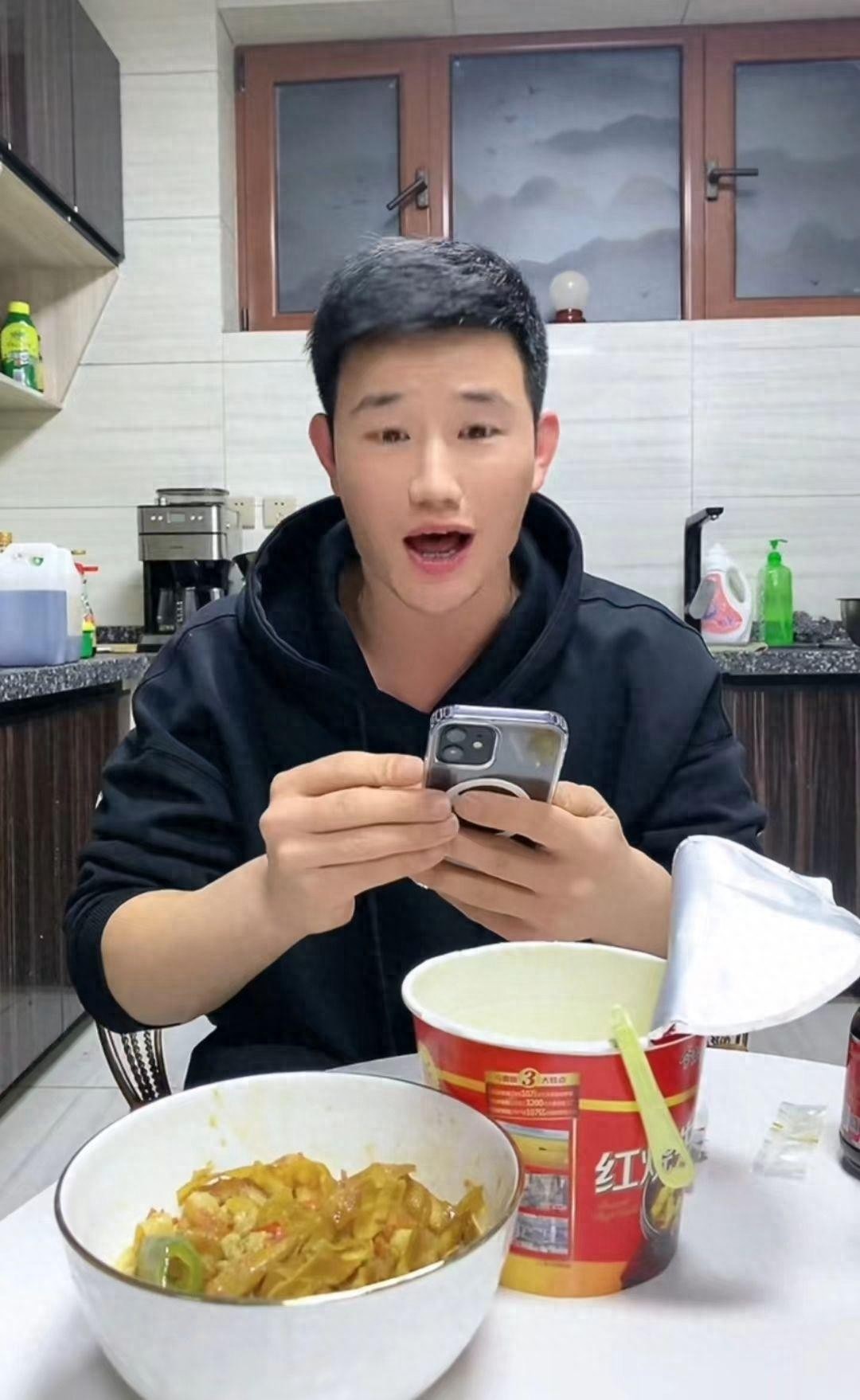 嘎子谢孟伟现身回应手机风波！信誓旦旦很自信，发维权动态被嘲讽