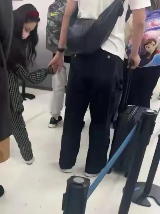 偶遇吴倩张雨剑带娃游港迪，同框画面像幸福一家三口，复合了吗？_偶遇吴倩张雨剑带娃游港迪，同框画面像幸福一家三口，复合了吗？_