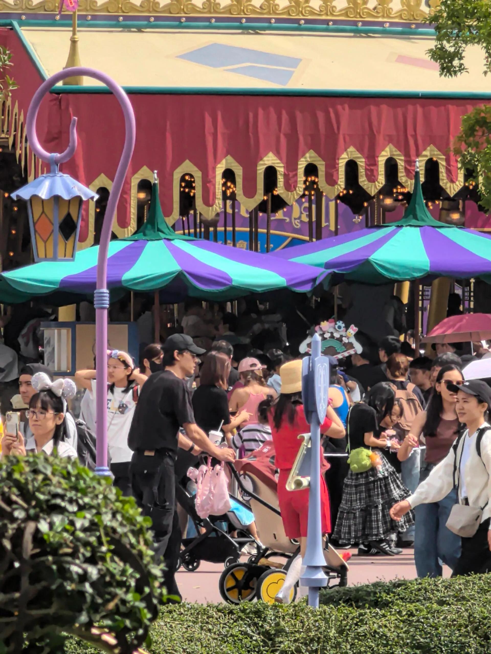偶遇吴倩张雨剑带娃游港迪，同框画面像幸福一家三口，复合了吗？_偶遇吴倩张雨剑带娃游港迪，同框画面像幸福一家三口，复合了吗？_