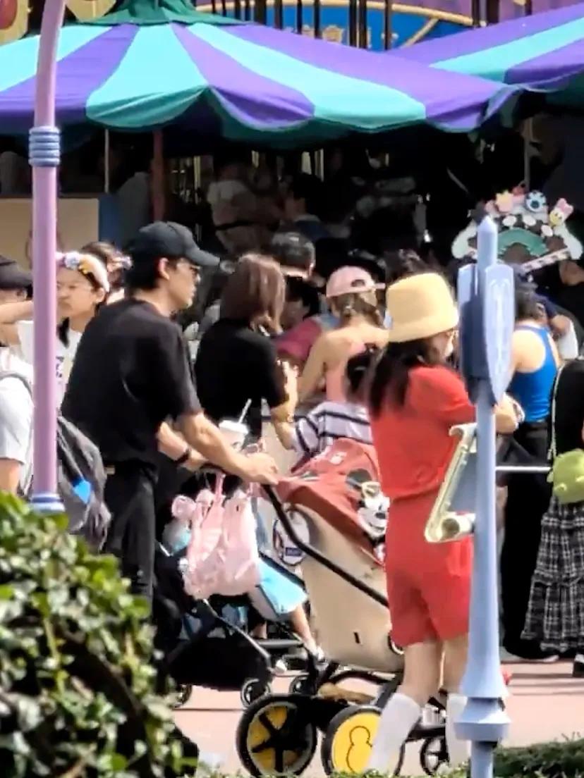 _偶遇吴倩张雨剑带娃游港迪，同框画面像幸福一家三口，复合了吗？_偶遇吴倩张雨剑带娃游港迪，同框画面像幸福一家三口，复合了吗？