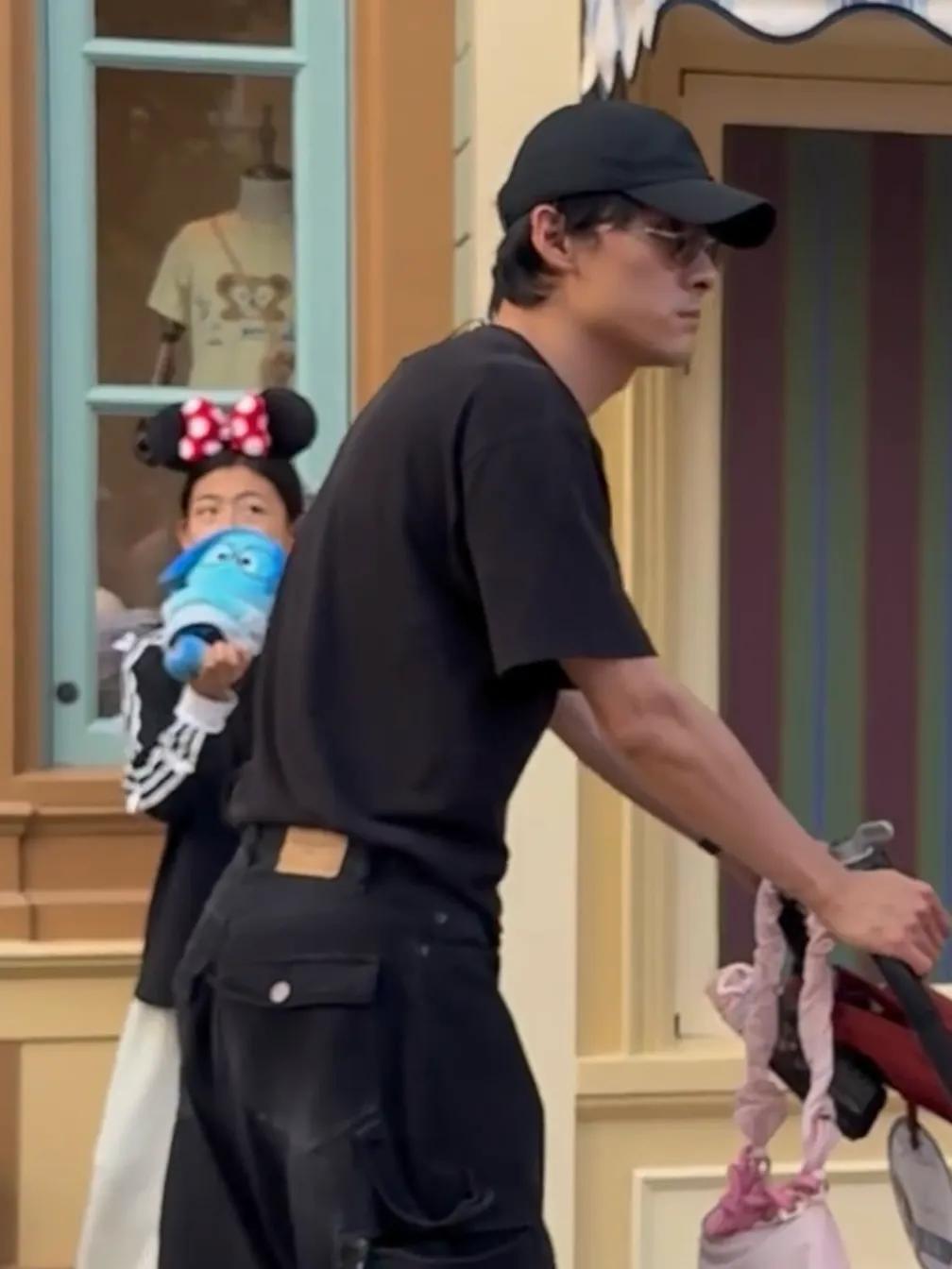 偶遇吴倩张雨剑带娃游港迪，同框画面像幸福一家三口，复合了吗？__偶遇吴倩张雨剑带娃游港迪，同框画面像幸福一家三口，复合了吗？