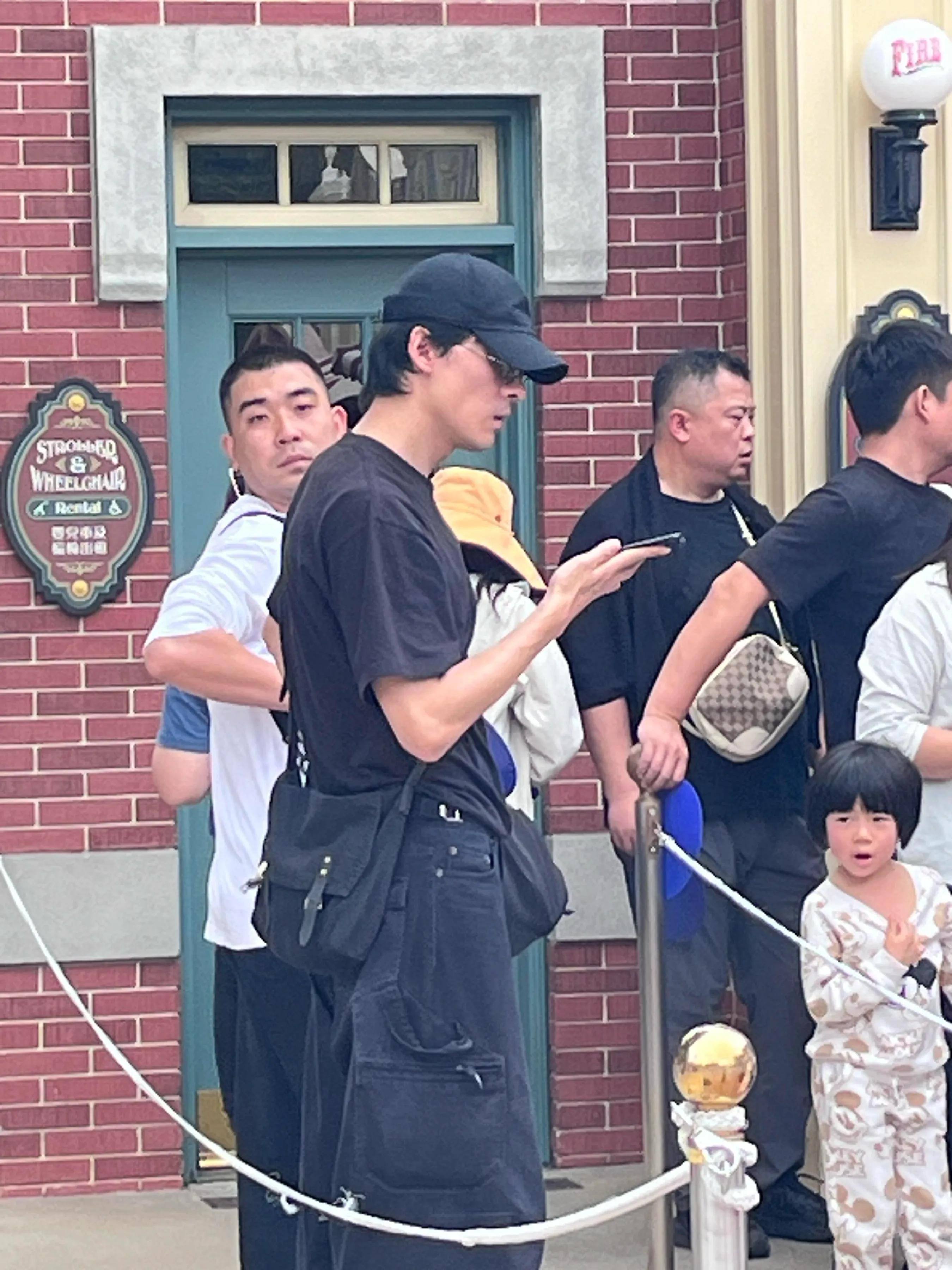 偶遇吴倩张雨剑带娃游港迪，同框画面像幸福一家三口，复合了吗？_偶遇吴倩张雨剑带娃游港迪，同框画面像幸福一家三口，复合了吗？_