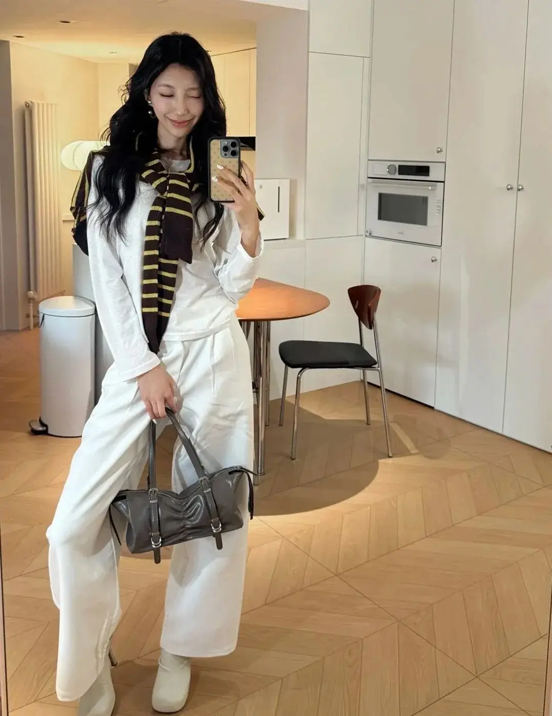 阔腿裤白色配什么颜色的上衣_阔腿裤白色配什么鞋子_