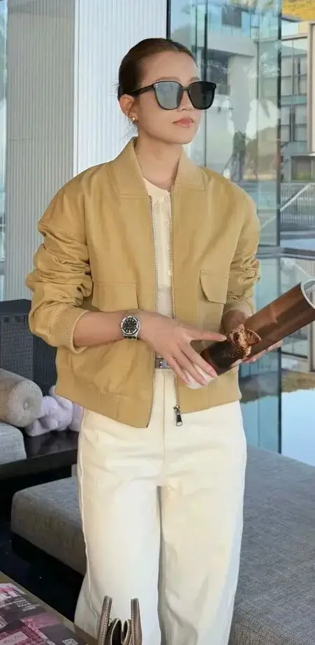 阔腿裤白色配什么颜色的上衣__阔腿裤白色配什么鞋子