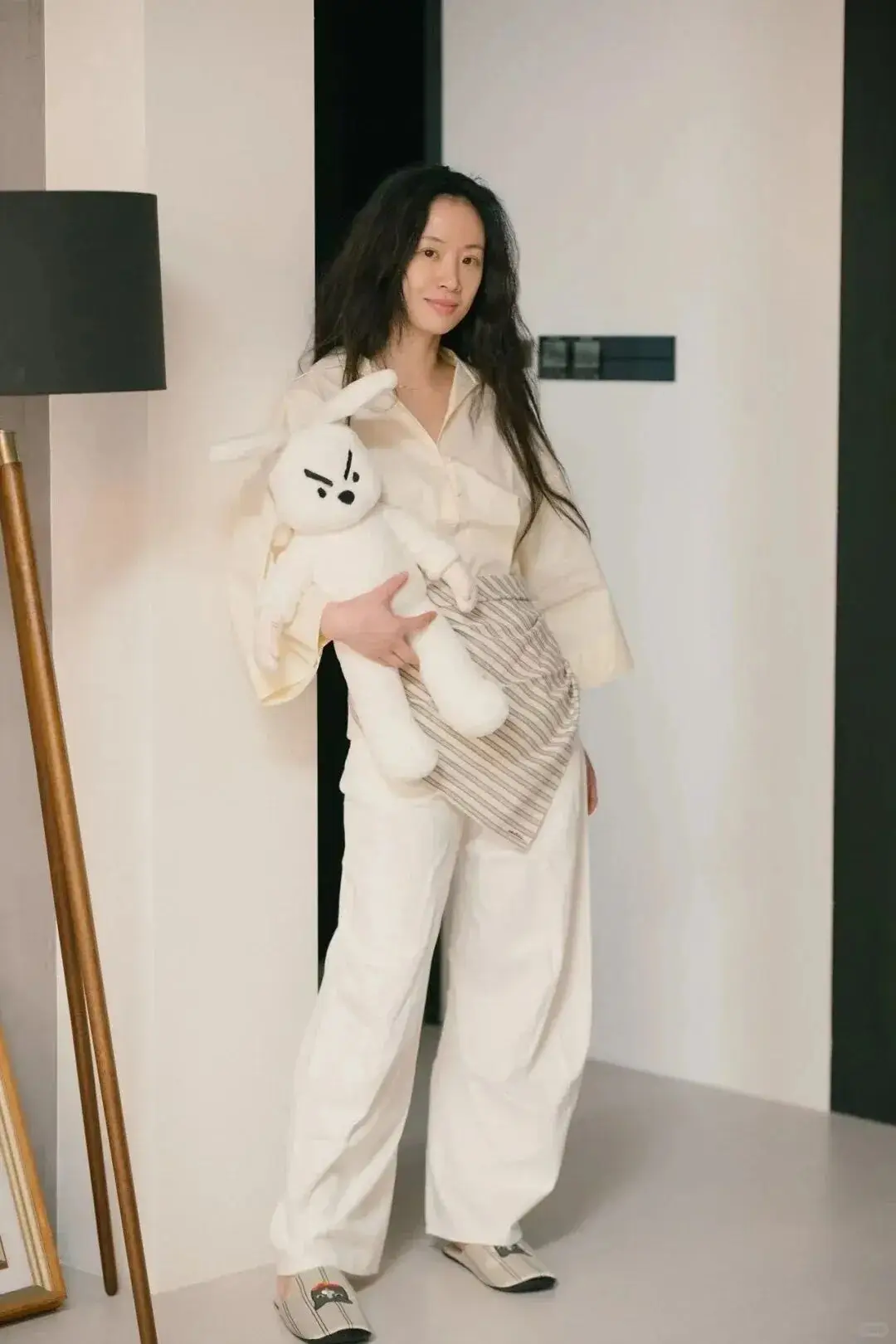 阔腿裤白色配什么鞋子__阔腿裤白色配什么颜色的上衣