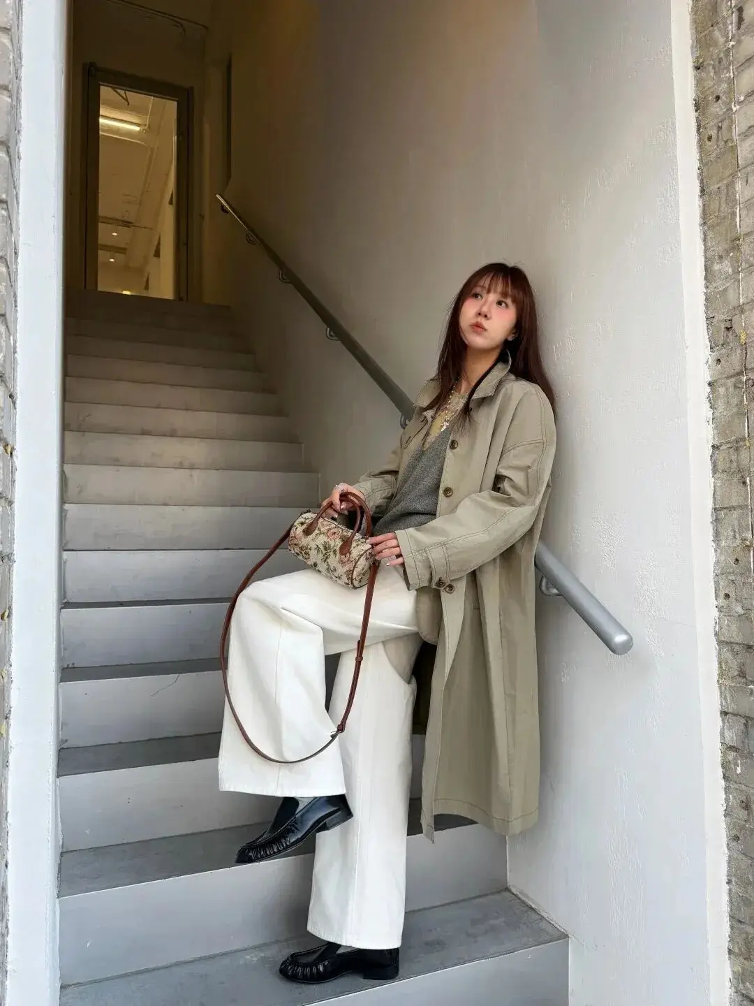 阔腿裤白色配什么鞋子_阔腿裤白色配什么颜色的上衣_