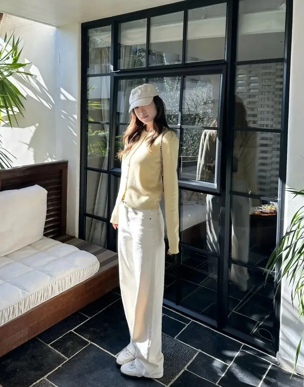 _阔腿裤白色配什么颜色的上衣_阔腿裤白色配什么鞋子