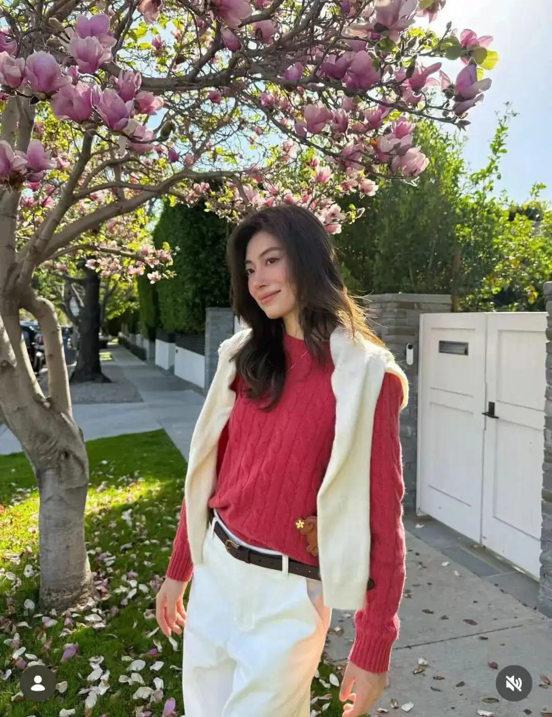 阔腿裤白色配什么颜色的上衣__阔腿裤白色配什么鞋子