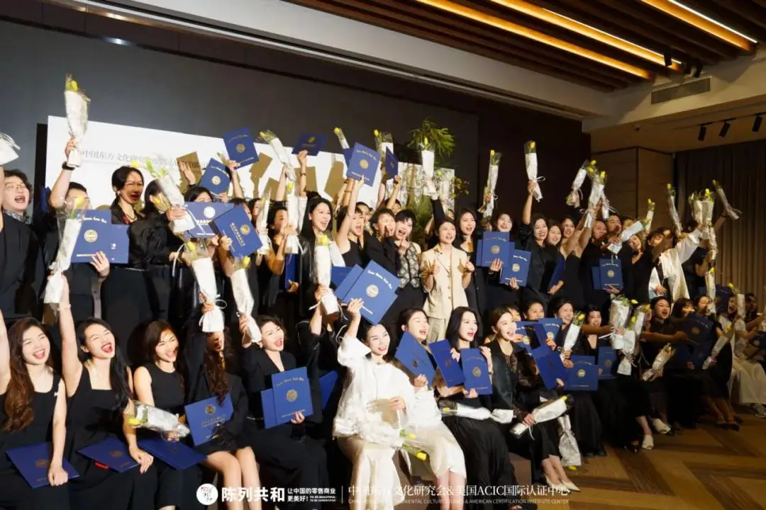 阔腿裤白色配什么颜色的上衣_阔腿裤白色配什么鞋子_