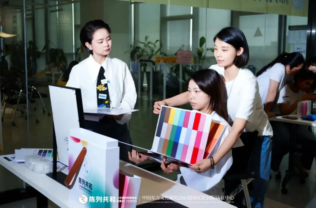 _阔腿裤白色配什么颜色的上衣_阔腿裤白色配什么鞋子