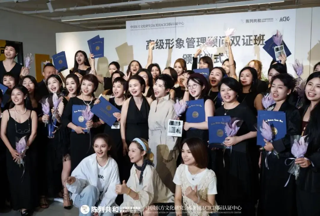 阔腿裤白色配什么颜色的上衣__阔腿裤白色配什么鞋子