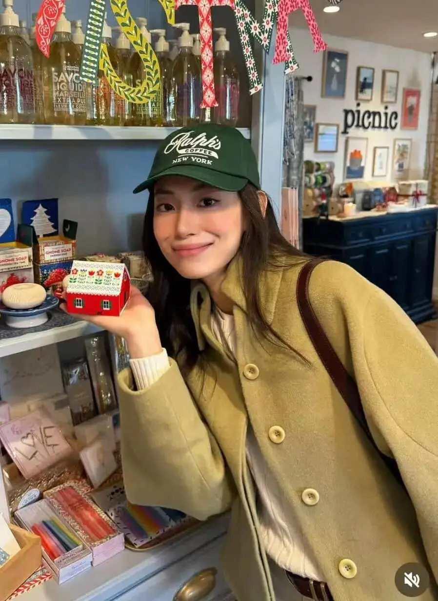 阔腿裤白色配什么颜色的上衣_阔腿裤白色配什么鞋子_