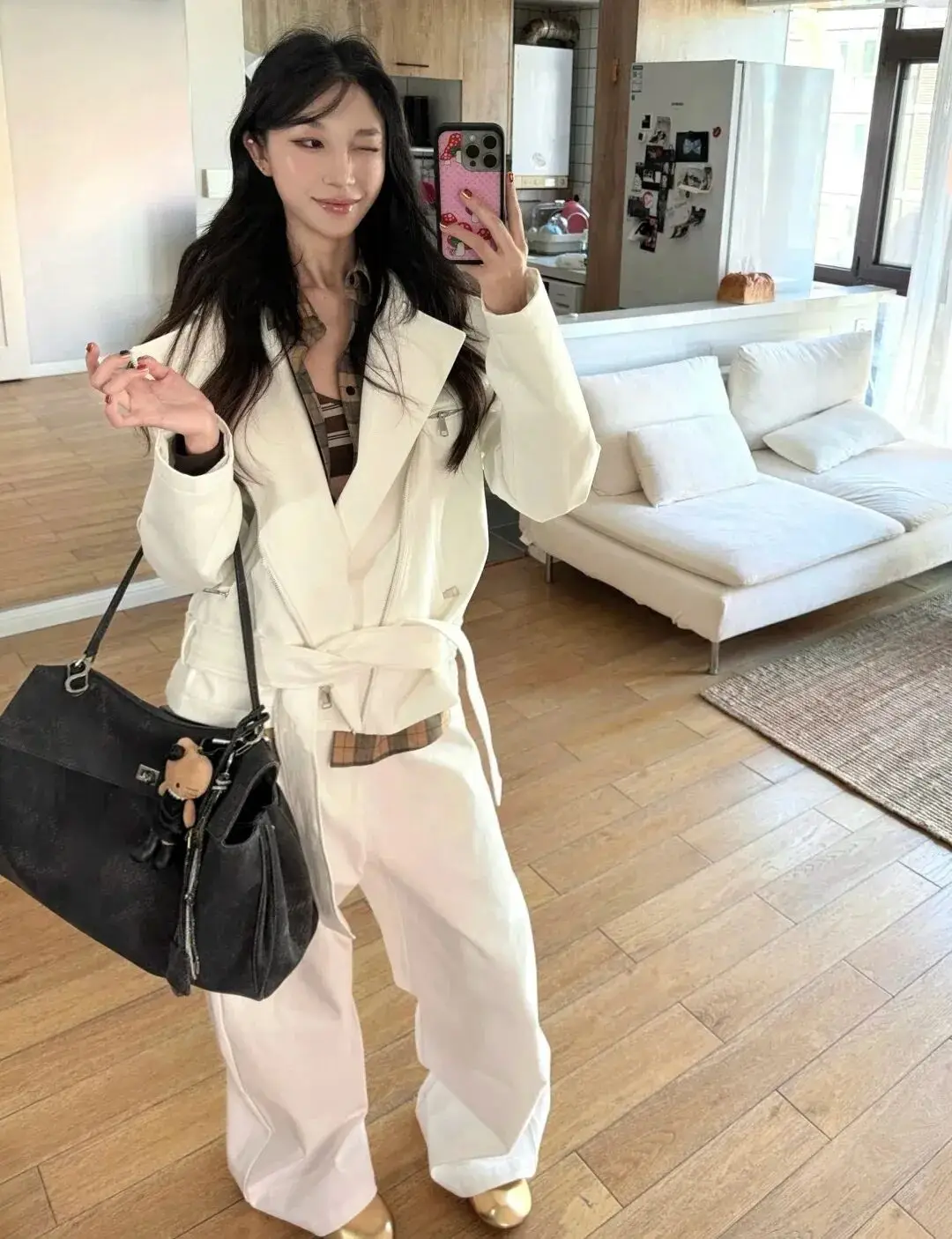 阔腿裤白色配什么颜色的上衣__阔腿裤白色配什么鞋子