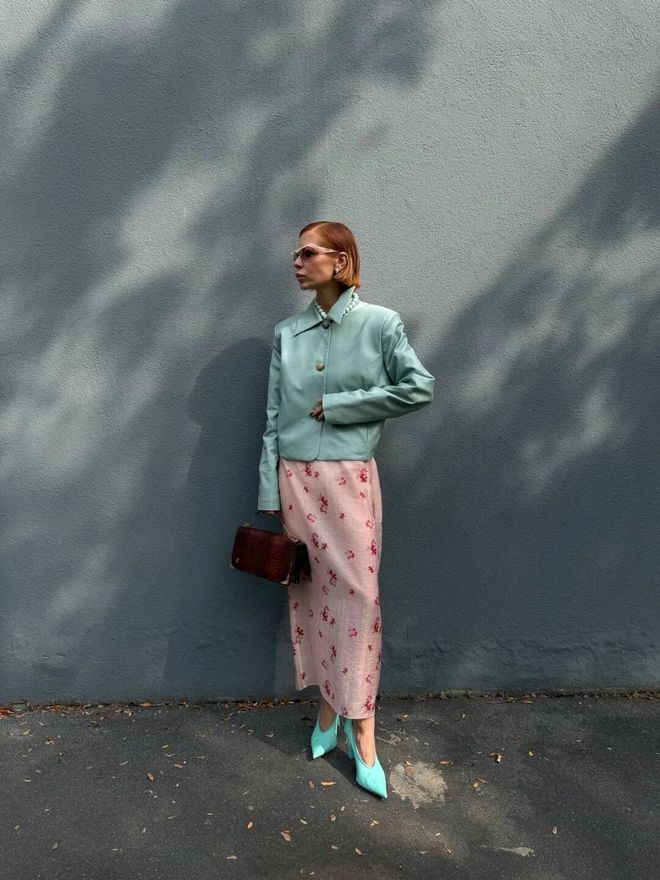 鞋和裙子的颜色搭配_休闲鞋配长裙_