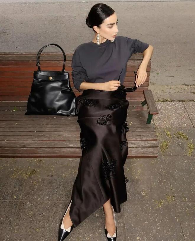 鞋和裙子的颜色搭配_休闲鞋配长裙_