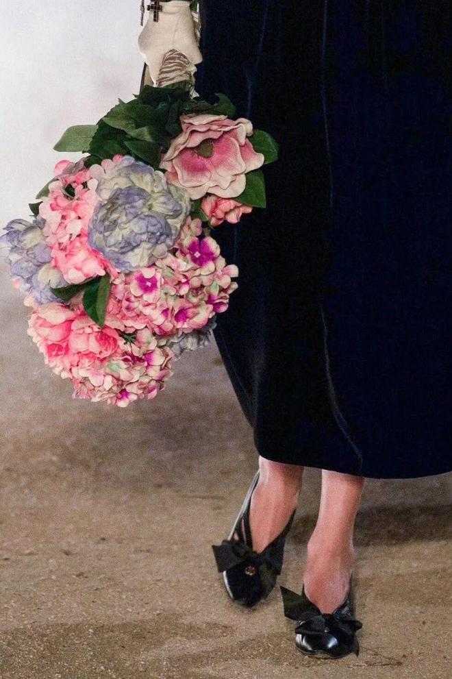 鞋和裙子的颜色搭配_休闲鞋配长裙_