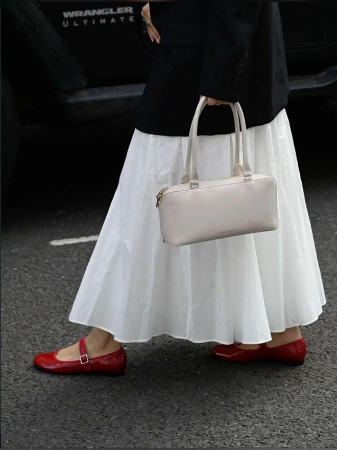 鞋和裙子的颜色搭配_休闲鞋配长裙_
