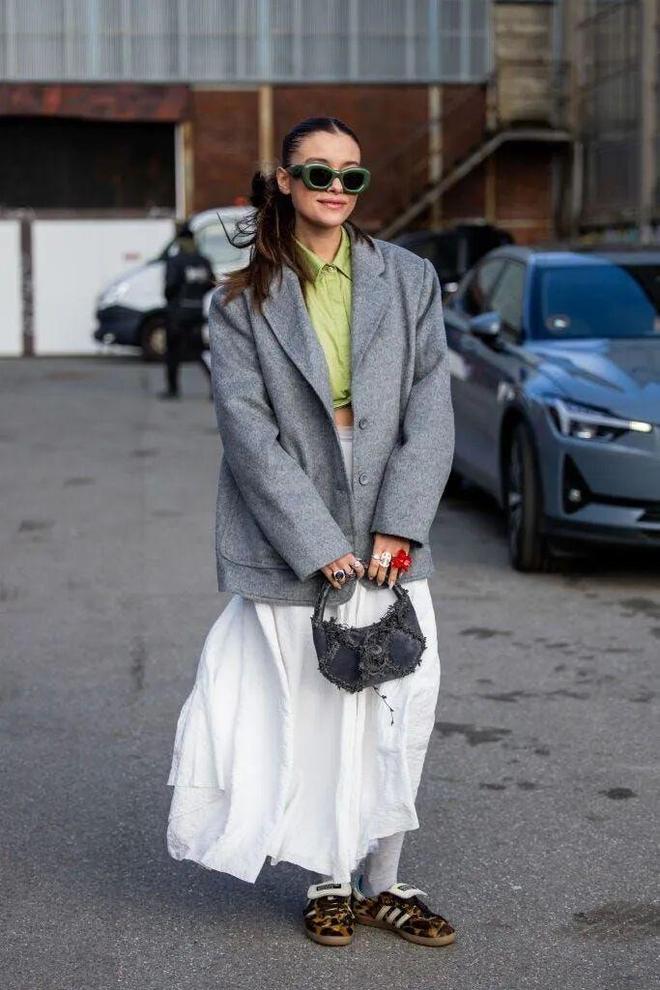 休闲鞋配长裙_鞋和裙子的颜色搭配_