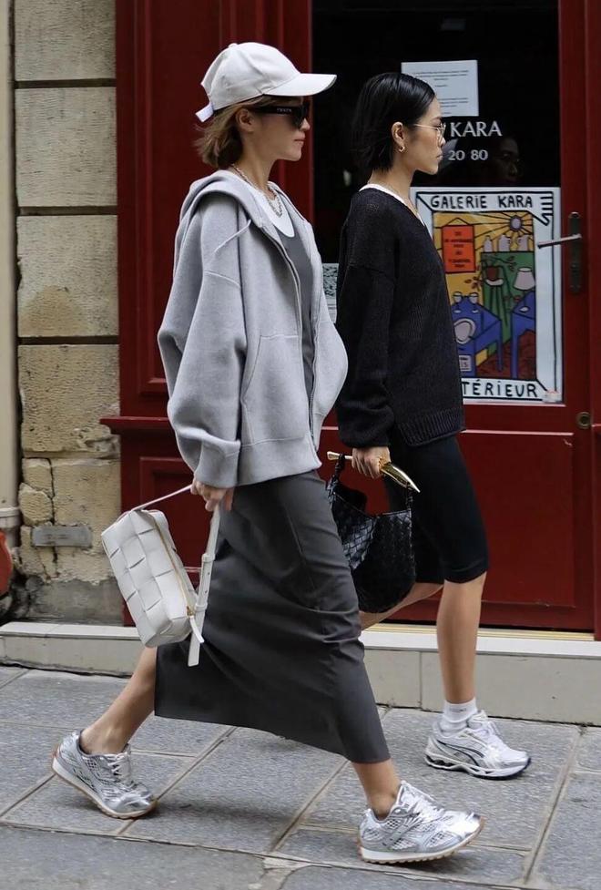 鞋和裙子的颜色搭配__休闲鞋配长裙