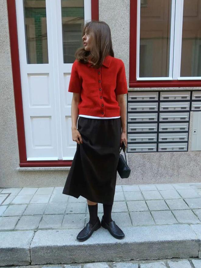 鞋和裙子的颜色搭配__休闲鞋配长裙