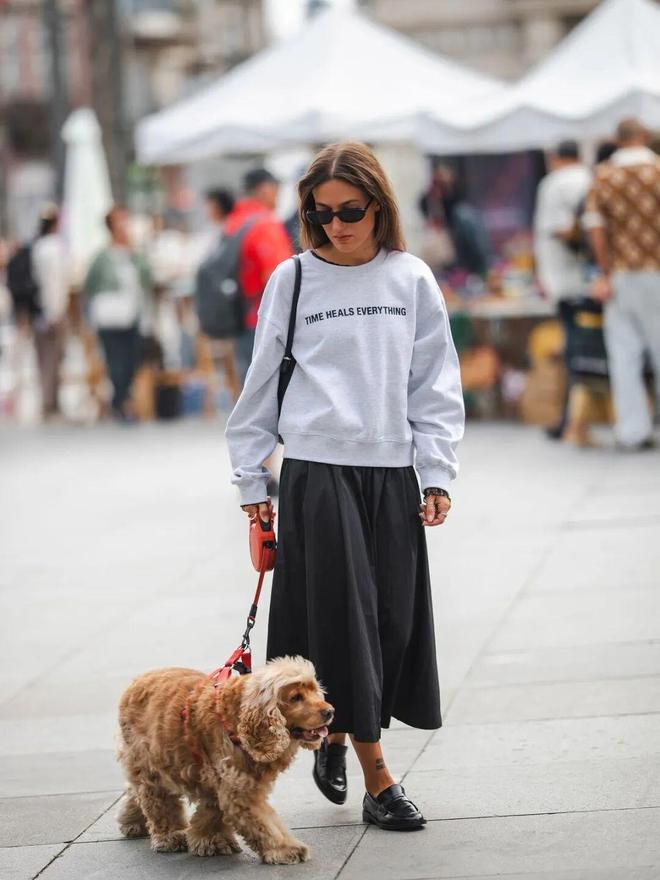 鞋和裙子的颜色搭配_休闲鞋配长裙_