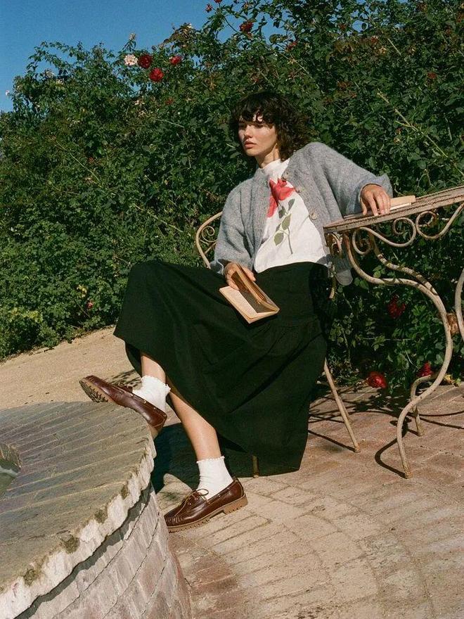 鞋和裙子的颜色搭配_休闲鞋配长裙_