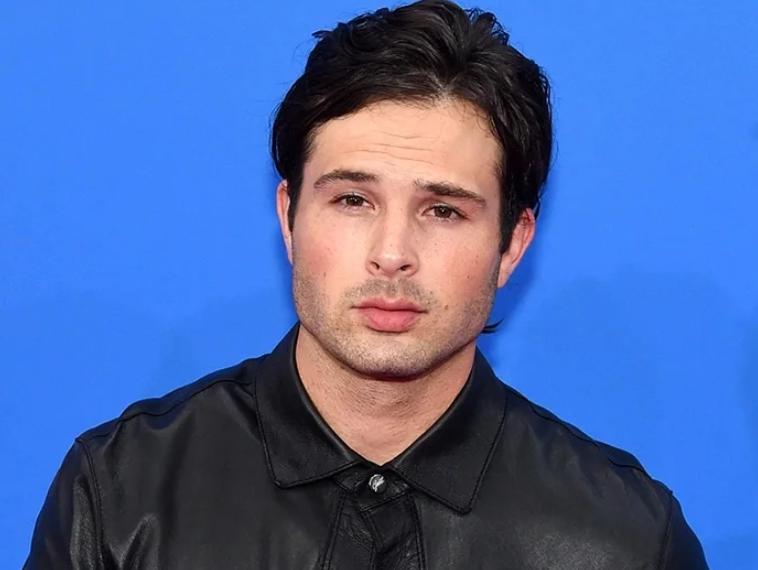 34岁男演员在家中去世！生前常年酗酒曾被送去戒酒，小儿子才1岁__34岁男演员在家中去世！生前常年酗酒曾被送去戒酒，小儿子才1岁