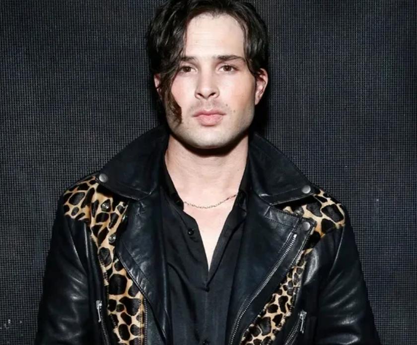 _34岁男演员在家中去世！生前常年酗酒曾被送去戒酒，小儿子才1岁_34岁男演员在家中去世！生前常年酗酒曾被送去戒酒，小儿子才1岁