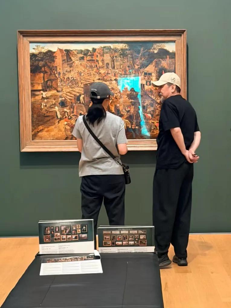 _老虎亲昵_老虎亲近人