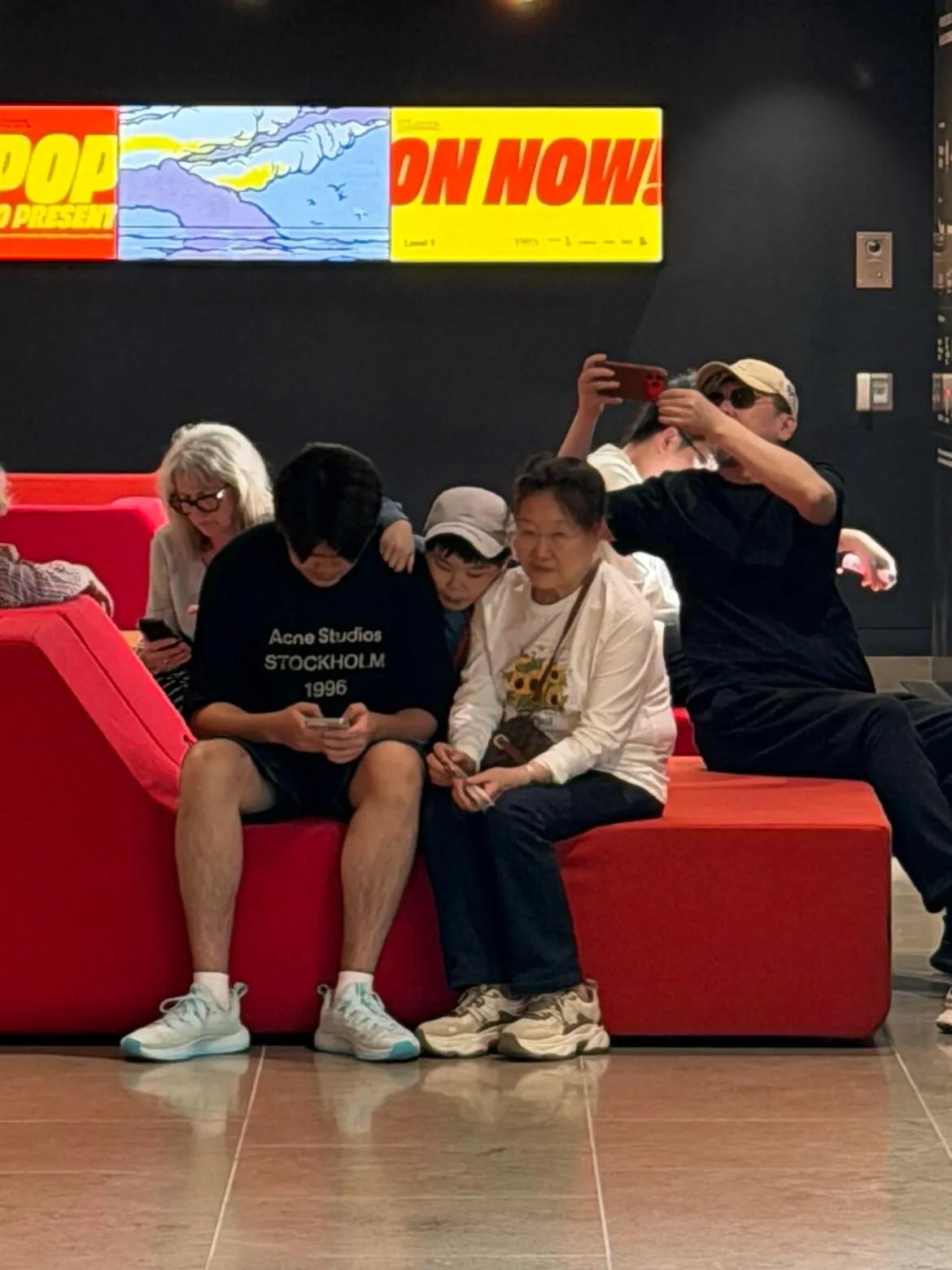 老虎亲昵_老虎亲近人_