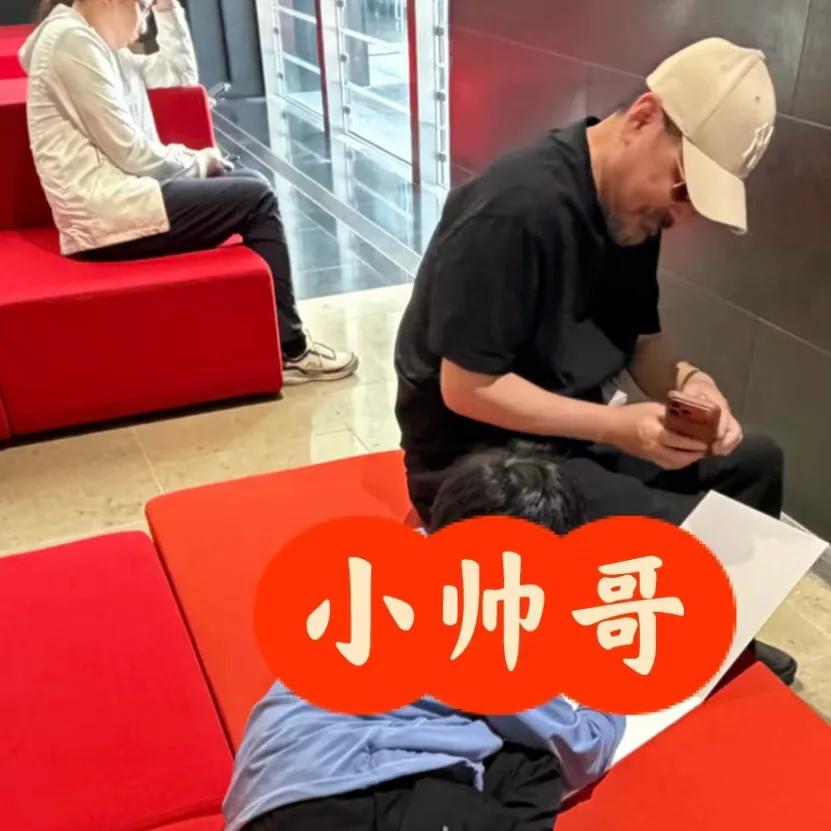 _老虎亲昵_老虎亲近人