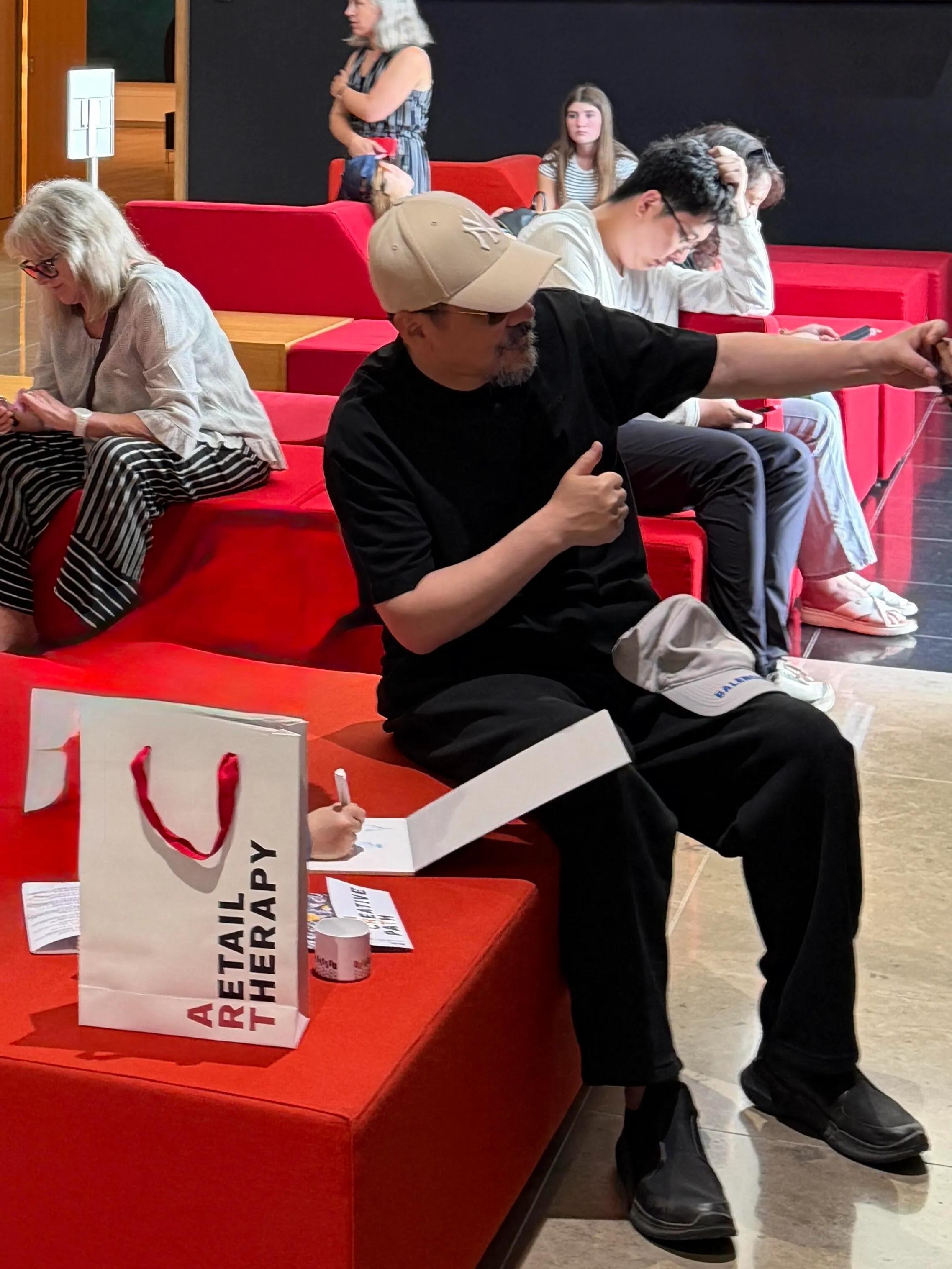 老虎亲近人_老虎亲昵_