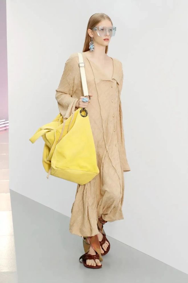 奶茶色显脸白吗显肤色吗__穿奶茶色显白吗