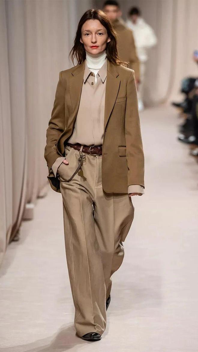 _奶茶色显脸白吗显肤色吗_穿奶茶色显白吗