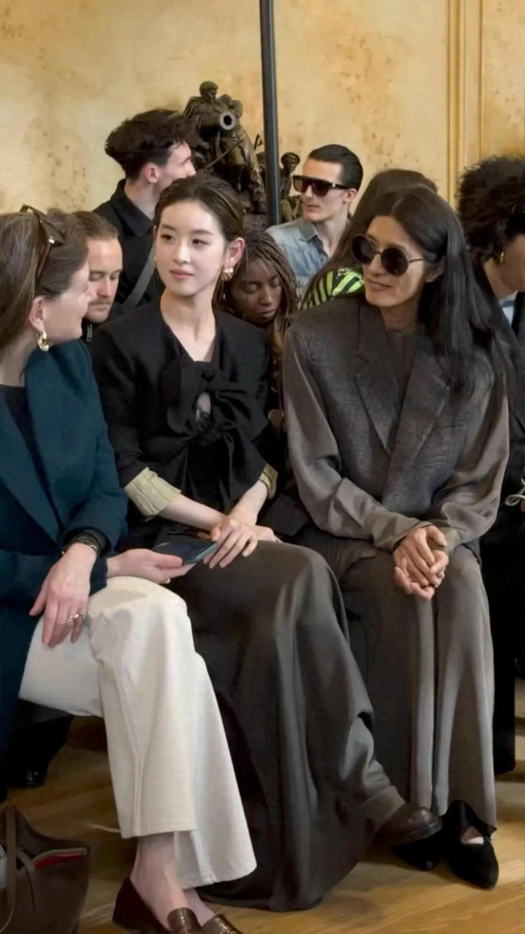 章泽天巴黎看秀，打扮漂亮优雅显贵气，和纪梵希家族儿媳开心热聊