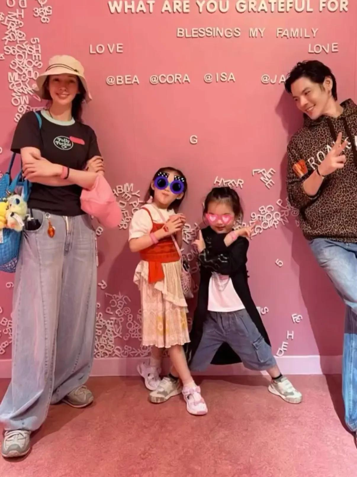 _向佐情人节晒出游全家福，一家四口好温馨，3岁儿子留长发很可爱_向佐情人节晒出游全家福，一家四口好温馨，3岁儿子留长发很可爱