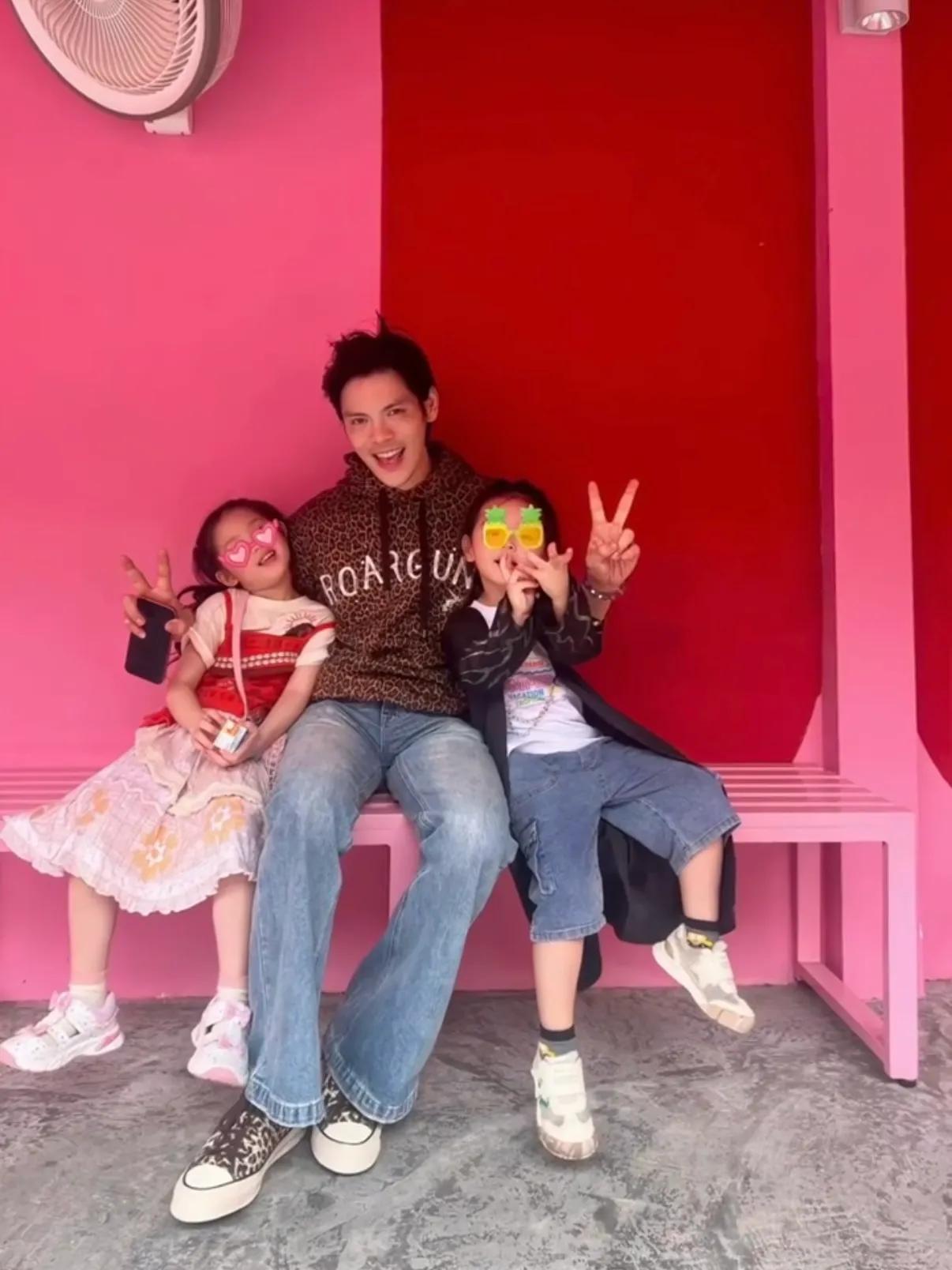 _向佐情人节晒出游全家福，一家四口好温馨，3岁儿子留长发很可爱_向佐情人节晒出游全家福，一家四口好温馨，3岁儿子留长发很可爱