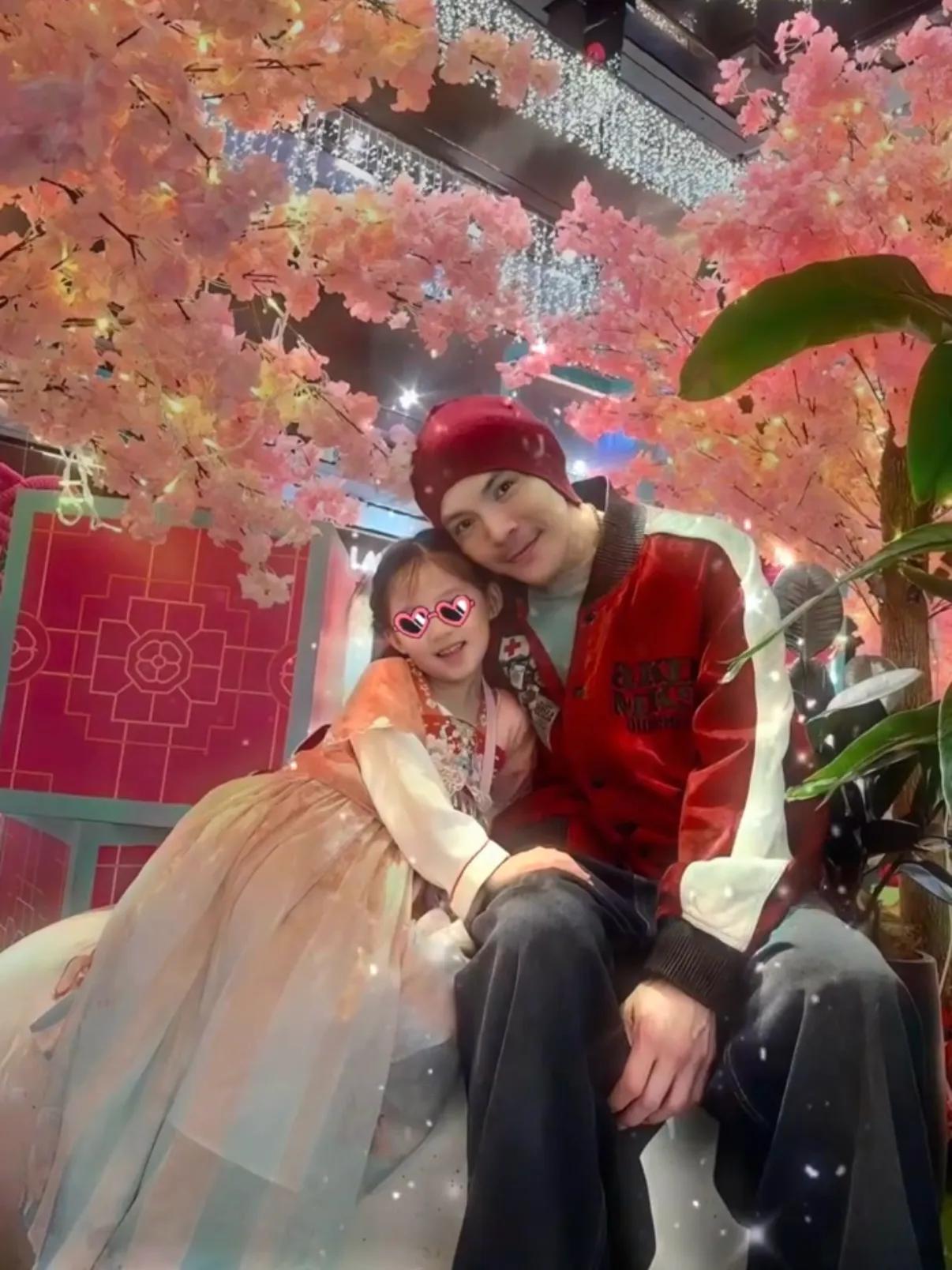 向佐情人节晒出游全家福，一家四口好温馨，3岁儿子留长发很可爱_向佐情人节晒出游全家福，一家四口好温馨，3岁儿子留长发很可爱_