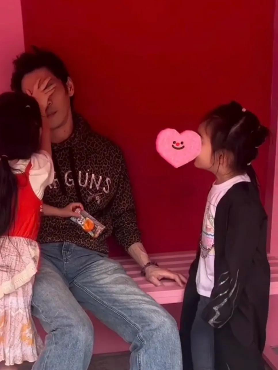 向佐情人节晒出游全家福，一家四口好温馨，3岁儿子留长发很可爱_向佐情人节晒出游全家福，一家四口好温馨，3岁儿子留长发很可爱_